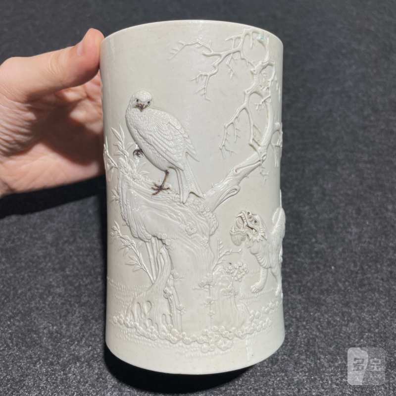 清中期 白釉浮雕松鹰图笔筒 - 图4